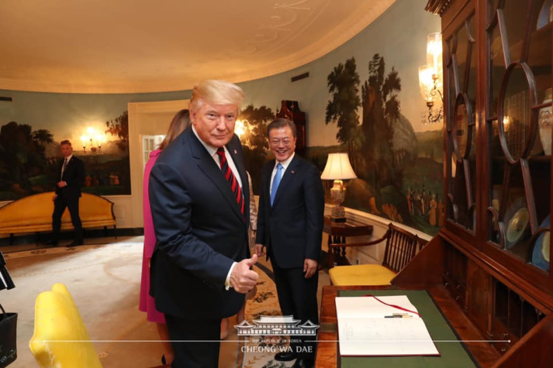美國總統川普（前）11 日在白宮橢圓形辦公室會見韓國總統文在寅（後右），雙方輕鬆交流。   圖：翻攝自韓國青瓦臺臉書