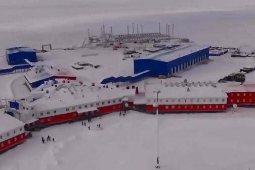 俄羅斯秀出極地「北方三葉草」基地，位於俄羅斯聯邦的薩哈共和國，該基地擁有各項完善措施。   圖：翻攝自《俄羅斯今日》推特