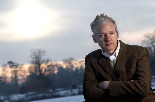 「維基揭密」創辦人亞桑傑躲藏厄瓜多駐倫敦使館長達7年，數度傳出精神與健康出問題。   圖：翻攝自Defend Assange Campaign推特