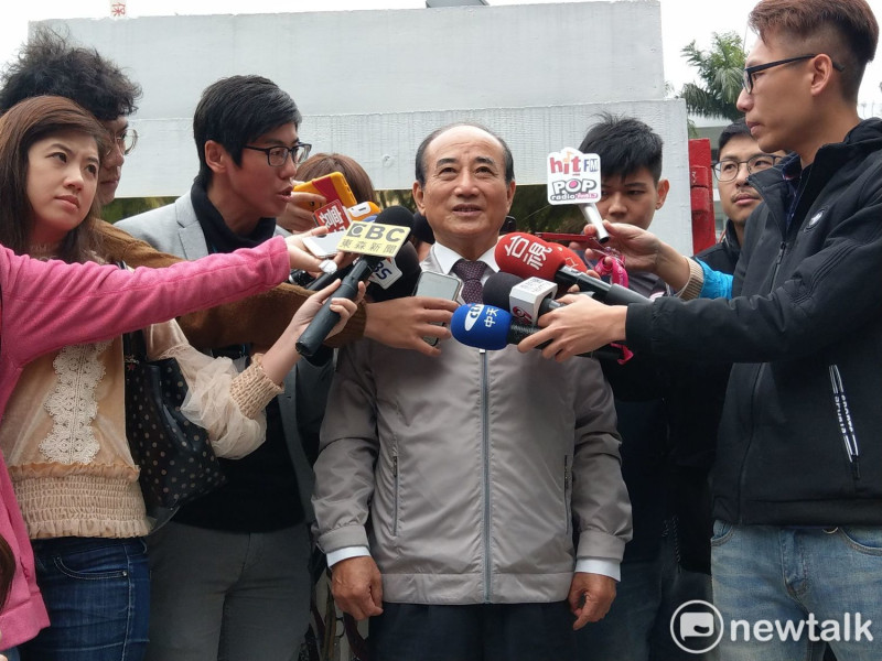 王金平上午前往台北市立大學發表通識教育講座前接受媒體訪問。   圖：趙婉淳／攝