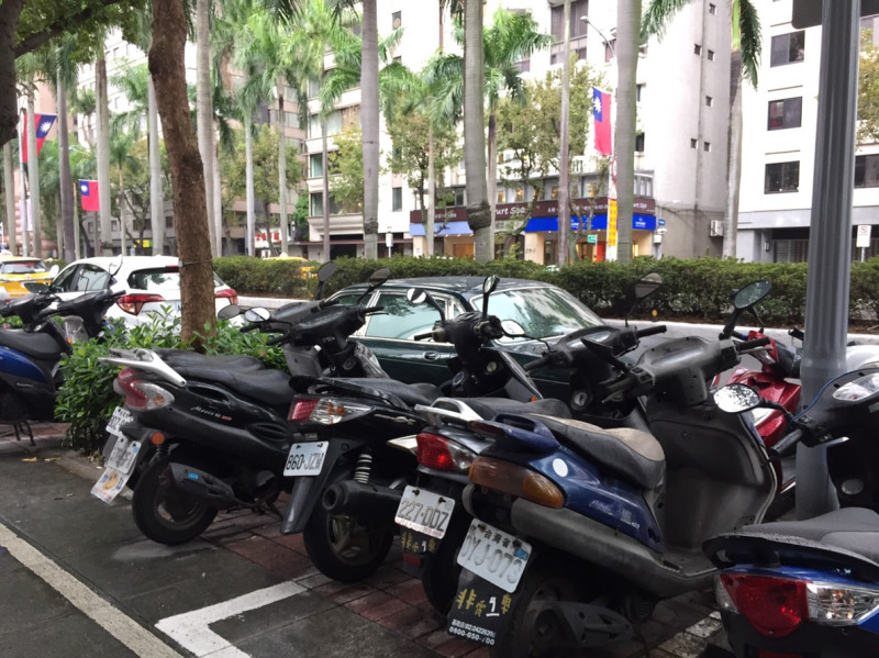 台北市政府從4/15起，針對公館商圈附近道路停車格，實施停車手機登錄開單繳費政策。   圖：閻芝霖/提供
