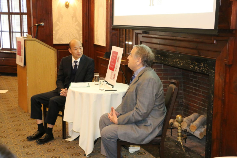 高雄市長韓國瑜訪美，台北時間12日凌晨在在哈佛大學費正清中國研究中心進行閉門演講，演說後與學者進行交流。   圖：高雄市政府提供