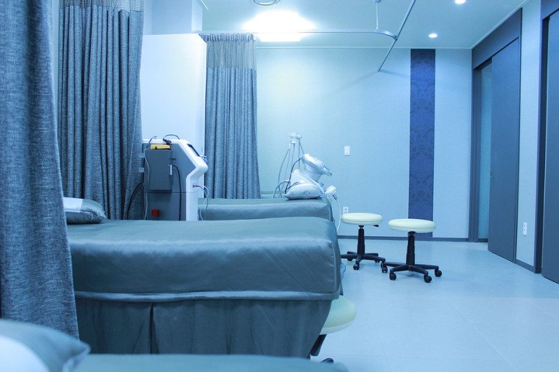 研究指出，全球醫院和療養院內難以清潔的病床隔簾，可能暗藏致命的抗藥性病菌。   圖：取材自pixabay。
