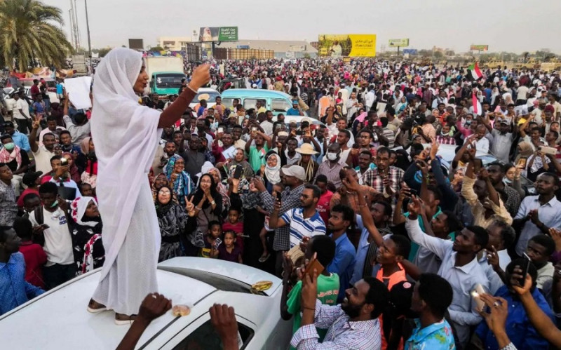 蘇丹軍方昨天推翻統治30年的總統巴希爾，但在軍事總部前示威者拒絕離去，憤慨由軍方接管壓根未根除舊政權。   圖：翻攝Alaa Salah推特
