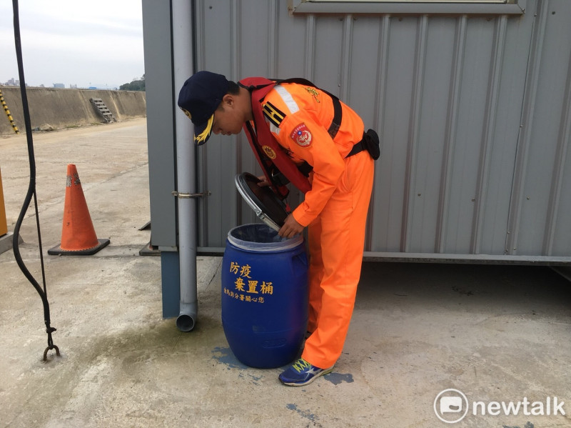 在港口內，岸巡隊也設置了防疫棄置桶，希望民眾能主動棄置肉製品的食物。   圖：陳沛婍／攝