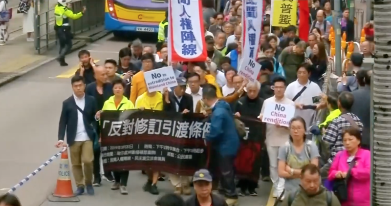 針對《逃犯條例》修改草案，香港民眾憂心司法獨立受阻，因此上街抗議。   圖：翻攝自Youtube頻道