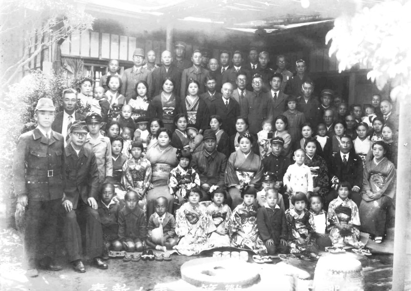 住吉家族1943年新春於青年路老家合照的老照片。   圖：黃博郎/翻攝