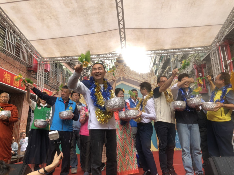 新北市長侯友宜與藍綠民眾參加潑水節，一起潑水獻上祝福。    圖：新北市政府提供　