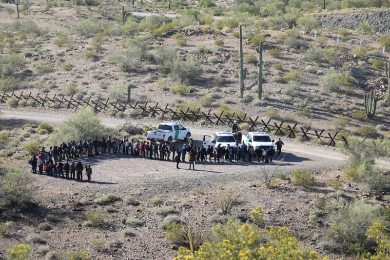 美國亞利桑那州海關及邊境保護局，日前又查獲龐大的中南美洲非法移民集團，男女老少都有。   圖：翻攝CBP Arizona推特