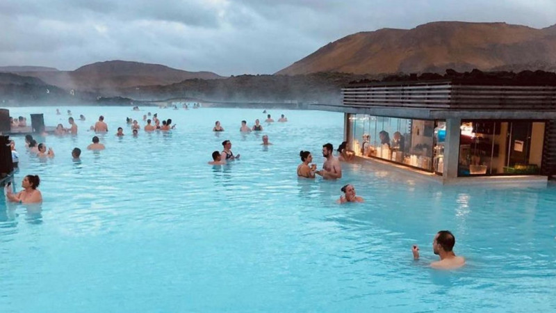 藍色溫泉池是許多觀光客來冰島必體驗的活動。   圖／翻攝自BLUE LAGOON ISLAND粉專