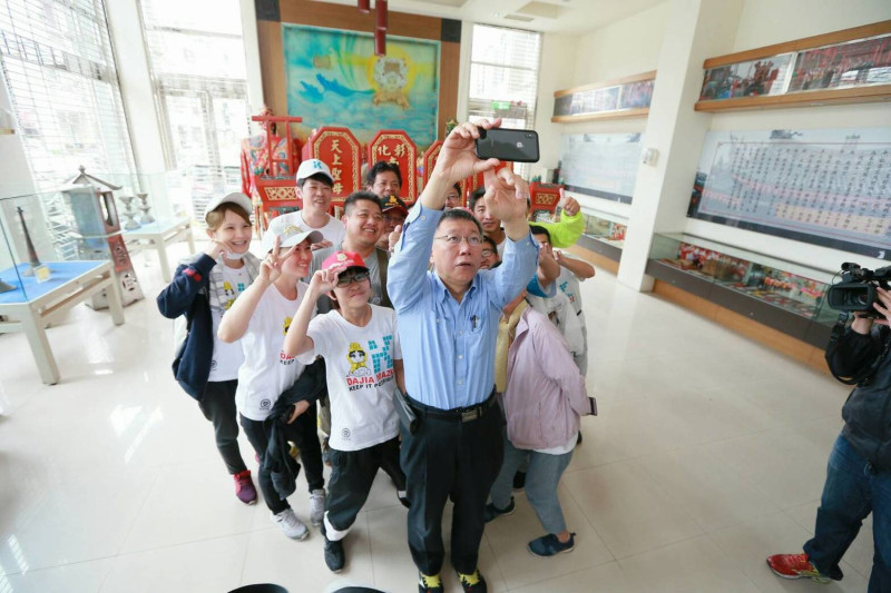 台北市長柯文哲今日參加大甲媽祖遶境最後一天。   圖：柯粉俱樂部 / 提供
