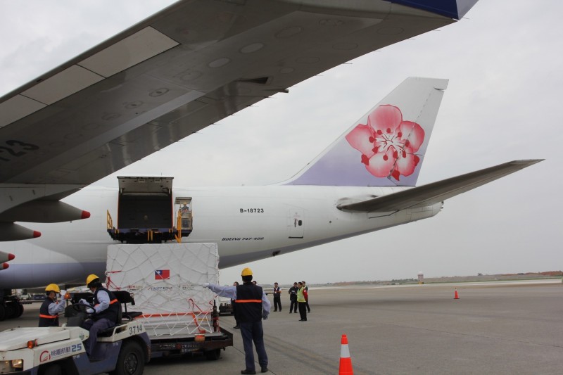 華航今天以波音747-400型貨機協助國家太空中心載運「福爾摩沙衛星七號」赴美。   圖：華航/提供