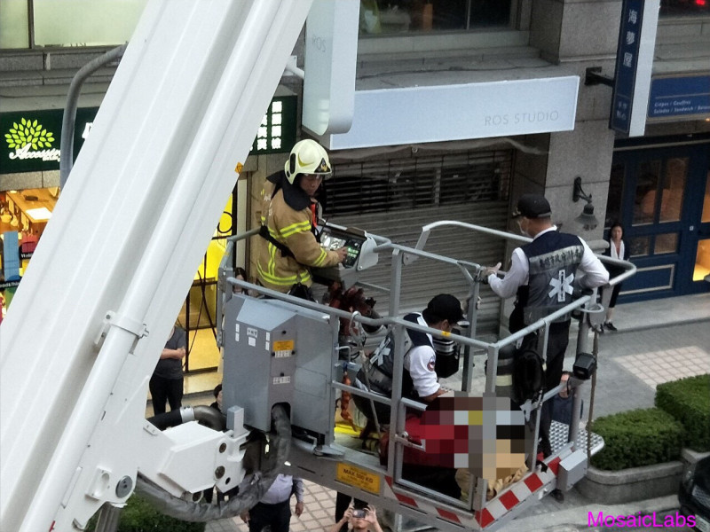 高雄左營區發生墜樓事件，消防局出動雲梯車搶救。   圖：翻攝網路