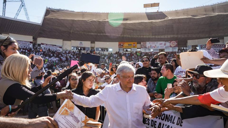 墨西哥總統羅培茲歐布拉多（前排中）上任後照顧一般人民，推出系列社會福利政策，深獲民眾支持。   圖：翻攝自羅培茲歐布拉多臉書
