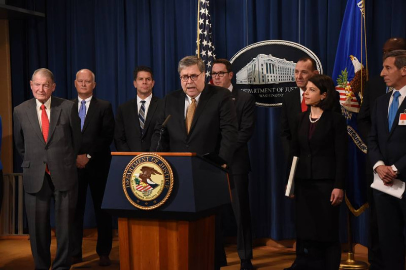 美國司法部長巴爾(前排中)。   圖：翻攝自美國司法部臉書(資料照片)