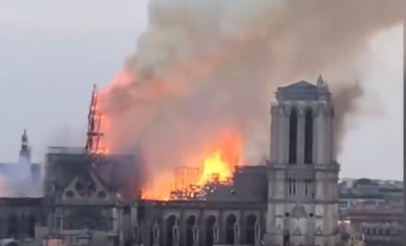 法國巴黎聖母院當地時間15日突然發生火警，百年古蹟頓時陷入火海之中。   圖：翻攝自youtube