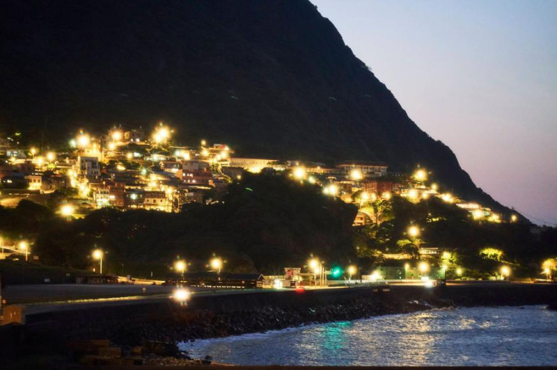 夜晚住戶的燈火點亮山徑及漁港。   圖：取自我們與惡的距離粉專