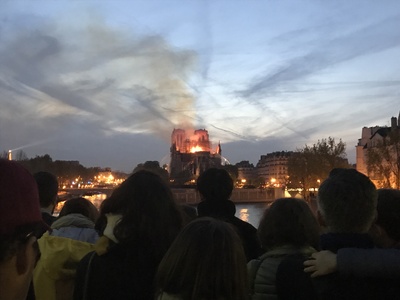 巴黎聖母院起火時，周圍人行道、橋上、河堤邊站滿許多人，神情肅穆、不發一語地看著火光與濃煙侵略這座存在超過850年的歷史建築。   圖：中央社