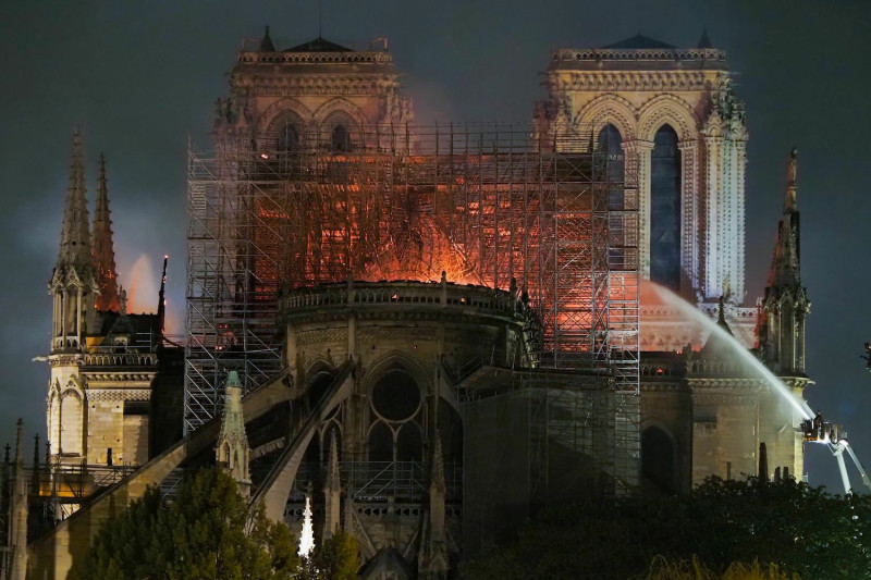 法國巴黎聖母院遭大火肆虐，整座教堂幾乎付之一炬。   圖／達志影像／美聯社