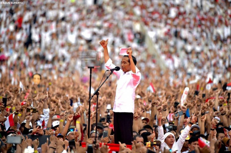 印尼大選啟動，現任總統佐科威尋求連任，造勢現場水泄不通。   圖：翻攝自佐科威臉書