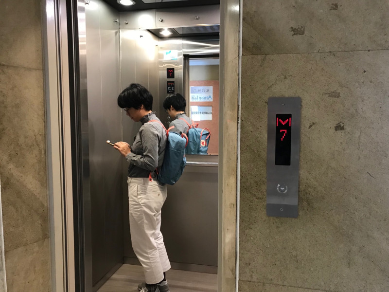 為何大部分電梯內都要裝設鏡子呢？用途曝光超暖心！   圖：葉宜哲/攝