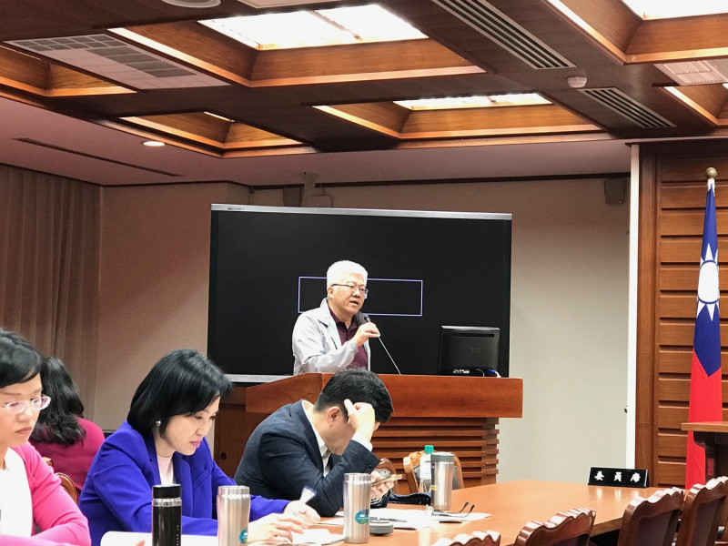 台灣家長教育聯盟理事長謝國清則表示，同意教師團體表示應維護適任教師的續聘權益，但不適任教師應該立即處理，「師師相護」也不是家長團體的片面說法，家長團體支持於教評會增列外部委員，就是希望處理師師相護的問題。   圖／記者許維寧攝
