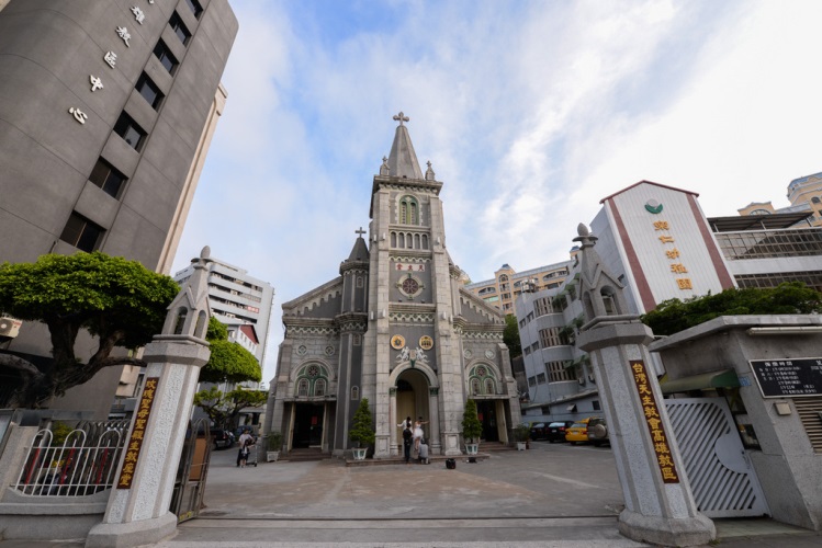 「高雄天主教玫瑰堂」母堂內中央祭台供奉聖母像，是台灣第一座天主教堂。   圖：取自高雄旅遊網