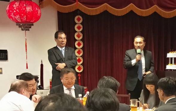 新北市長侯友宜今晚以台灣國語「宣布參選」、「先不參選」，智勸周勝考 (左)退出立委初選。    圖：與會人士提供