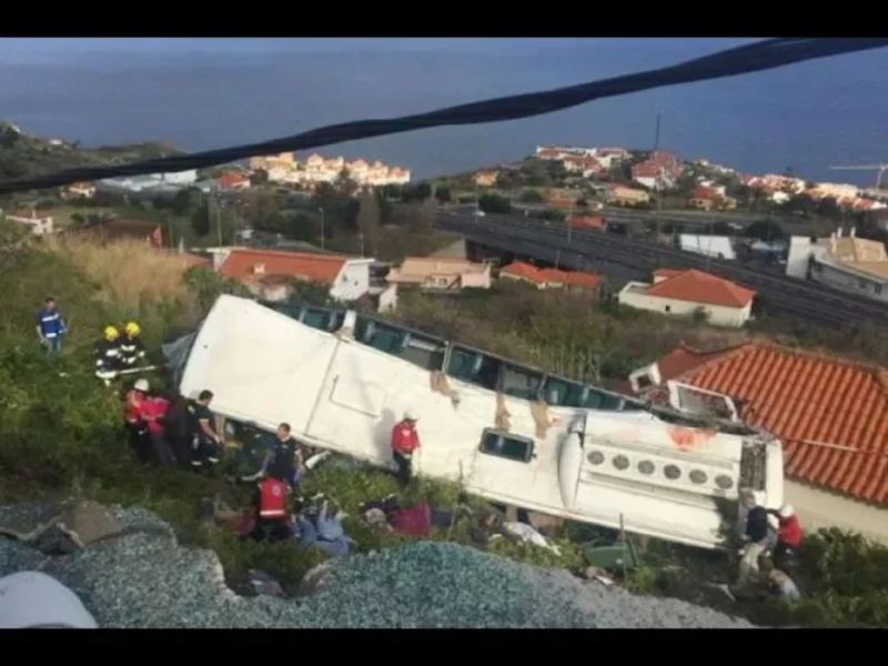 葡萄牙在非洲西海岸外的領土馬迪拉島（Madeira）今天發生遊覽車翻覆事故，據路沙新聞社（Lusa）和其他媒體報導，警方表示已知至少有28人喪生。   圖：翻攝自Youtube
