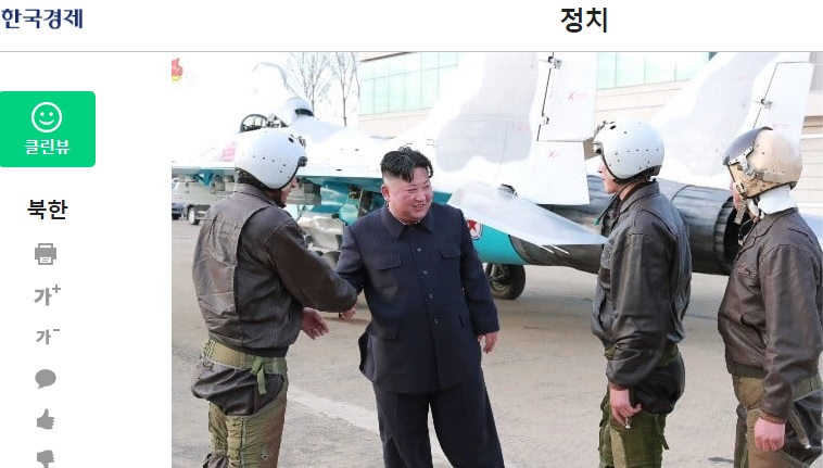 韓國媒體報導，朝鮮最高領導人金正恩（左二）17日視察國防學院，監督新型武器的射擊測試。   圖：翻攝自韓國hankyung.com