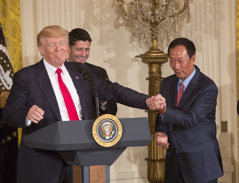 2017年美國總統川普（左）接見鴻海董事長郭台銘（右），感謝他宣布投資美國設廠，帶來工作機會。   圖：達志影像/美聯社資料照片
