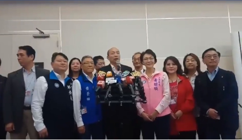 高雄市長韓國瑜結束9天訪美之旅返抵桃園國際機場。   圖：翻攝陳學聖臉書影片