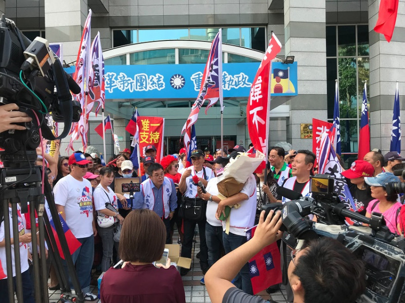 韓粉上午集結於國民黨中央，表達力挺韓國瑜選總統的決心。   圖：趙婉淳／攝