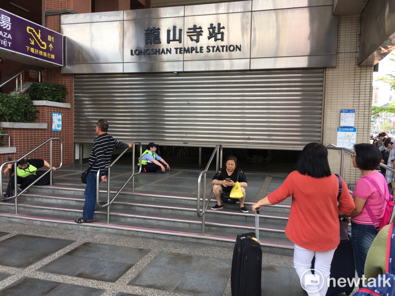 花蓮6.1強震，台北震度達到四級，捷運因而短暫停駛。圖為捷運龍山寺站。   圖：張良一/攝