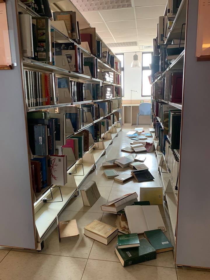 圖書館5-7樓部分書架書籍掉落。   圖：翻攝自國立臺灣師範大學圖書館公館分館Gongguan Ntnulib