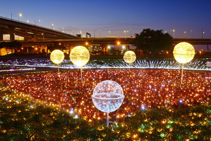 夜間的蝴蝶公園以50萬顆LED燈泡打造光雕地景。   圖／新北市水利局提供