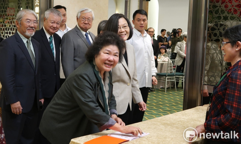 總統蔡英文與總統府秘書長陳菊18日出席台灣國家聯盟募款餐會。   圖：林朝億/攝