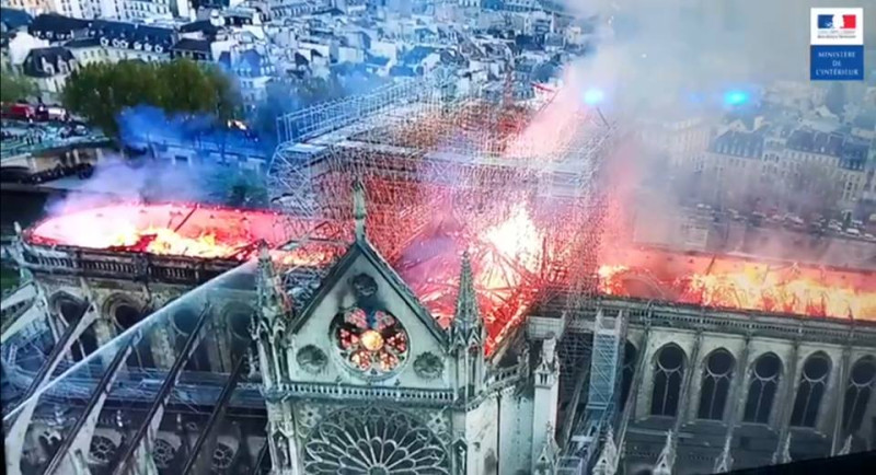 法國巴黎聖母院大火延燒長達9小時，850年歷史尖塔倒塌，目前初步判定，疑似電線短路引發火災。   圖：翻攝自法國內政部臉書