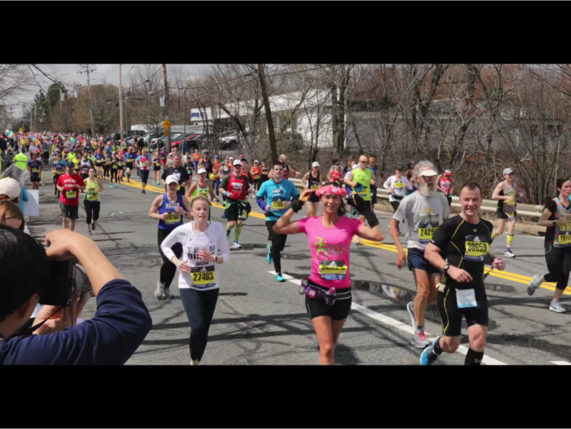 第123屆波士頓馬拉松在美東時間本（4）月15日舉行，綜合外媒和中媒報導，本屆波馬一共有3萬多名跑者參賽，其中包括951名中國跑者。   圖：翻攝自Youtube