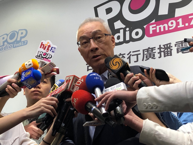 國民黨主席吳敦義中午接受「POP搶先爆」廣播專訪。   圖：趙婉淳／攝