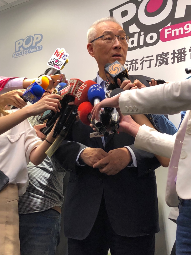 國民黨主席吳敦義中午接受「POP搶先爆」廣播專訪。   圖：趙婉淳／攝