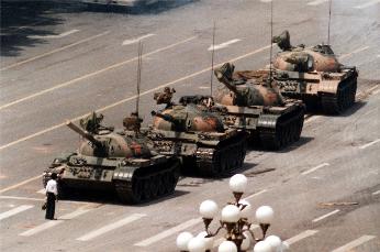 「坦克人」的照片最廣為流傳的版本是由美聯社記者韋德納（Jeff Widener）所拍攝。   圖：翻攝自維基百科