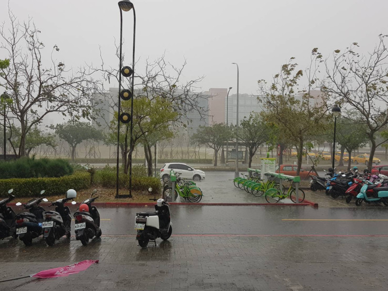 下班下課的民眾注意嚴防大雨。   圖：閻芝霖/提供