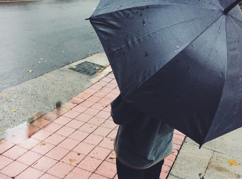 今（２９）日中南部及東南部地區有局部短暫陣雨或雷雨，民眾外出要記得帶傘。   圖：閻芝霖/提供