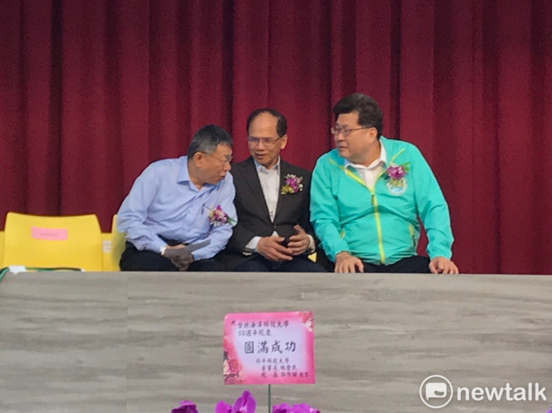 民進黨議員林世宗（右起）、前行政院長游錫堃、台北市長柯文哲三人不時交頭接耳。   圖：周煊惠 ／攝