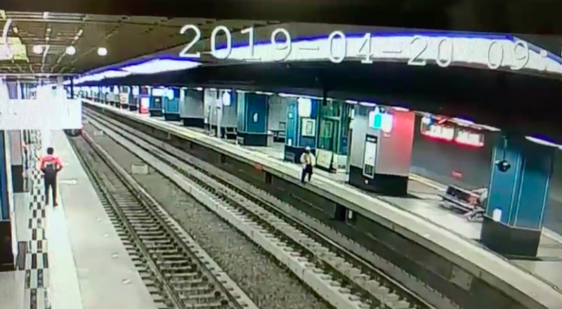 今上午9點53分時，在台鐵鳳山站3號月台，老翁不慎摔落月台   圖：截自台鐵影片