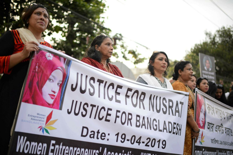 孟加拉首都達卡19歲少女拉菲（Nusrat Jahan Rafi）被校長性侵，向校長提告反遭校長唆使學生將其燒死，在孟加拉各地引發抗議。   圖：美聯社／達志影像