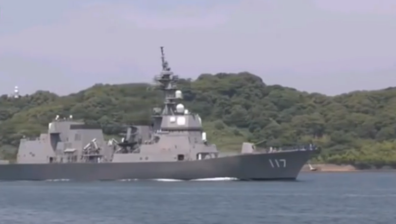 今天日本海上自衛隊派遣護衛艦涼月號航行進入中國青島港。   圖：翻攝自YouTube
