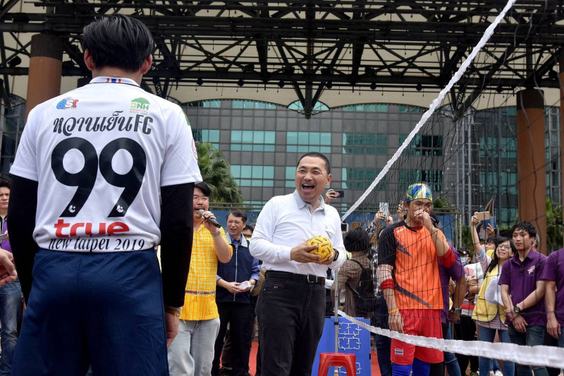 侯友宜在「新北市第9屆泰國藤球友誼賽暨潑水節」活動中，手持藤球開球。    圖：新北市政府提供