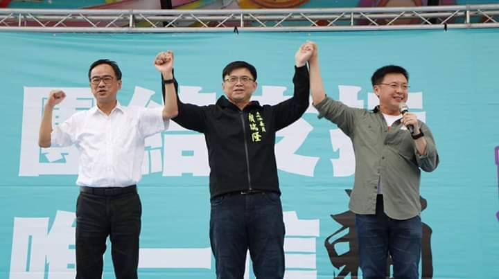 賴瑞隆(中)獲趙天麟(右)及李昆澤(左)支持。   圖：翻攝賴瑞隆臉書